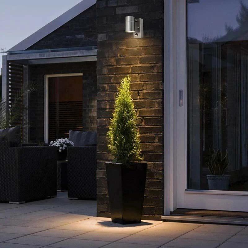 Luz de pared exterior moderna con sensor de movimiento PIR