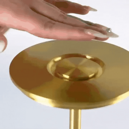 Lámpara de mesa minimalista de latón Kestrion