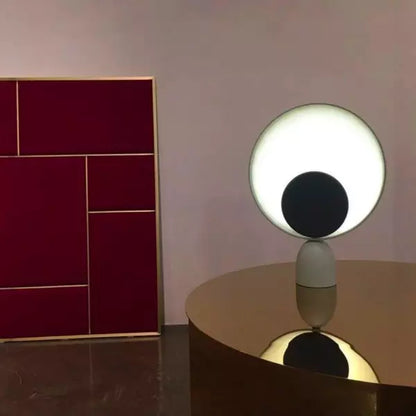 Lámpara de mesa con cuenco escultórico