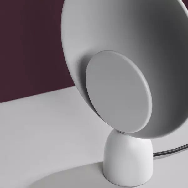 Lámpara de mesa con cuenco escultórico