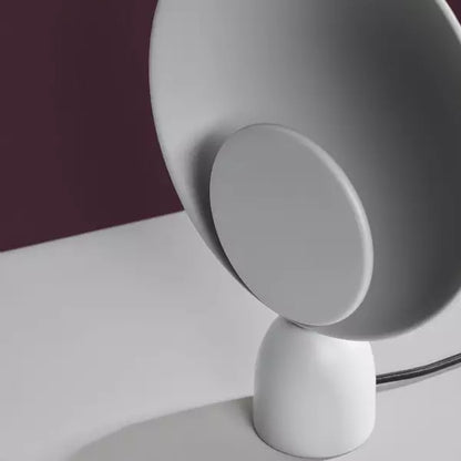 Lámpara de mesa con cuenco escultórico