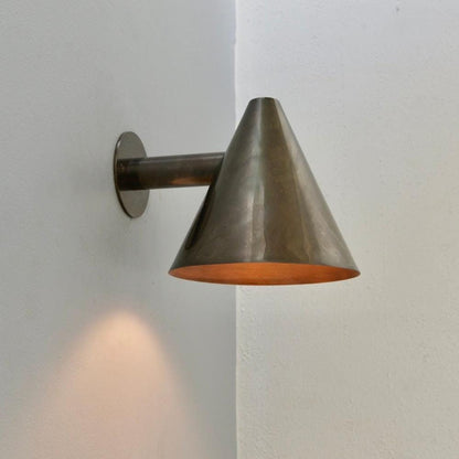 Lámpara de pared cónica minimalista de latón Coniva
