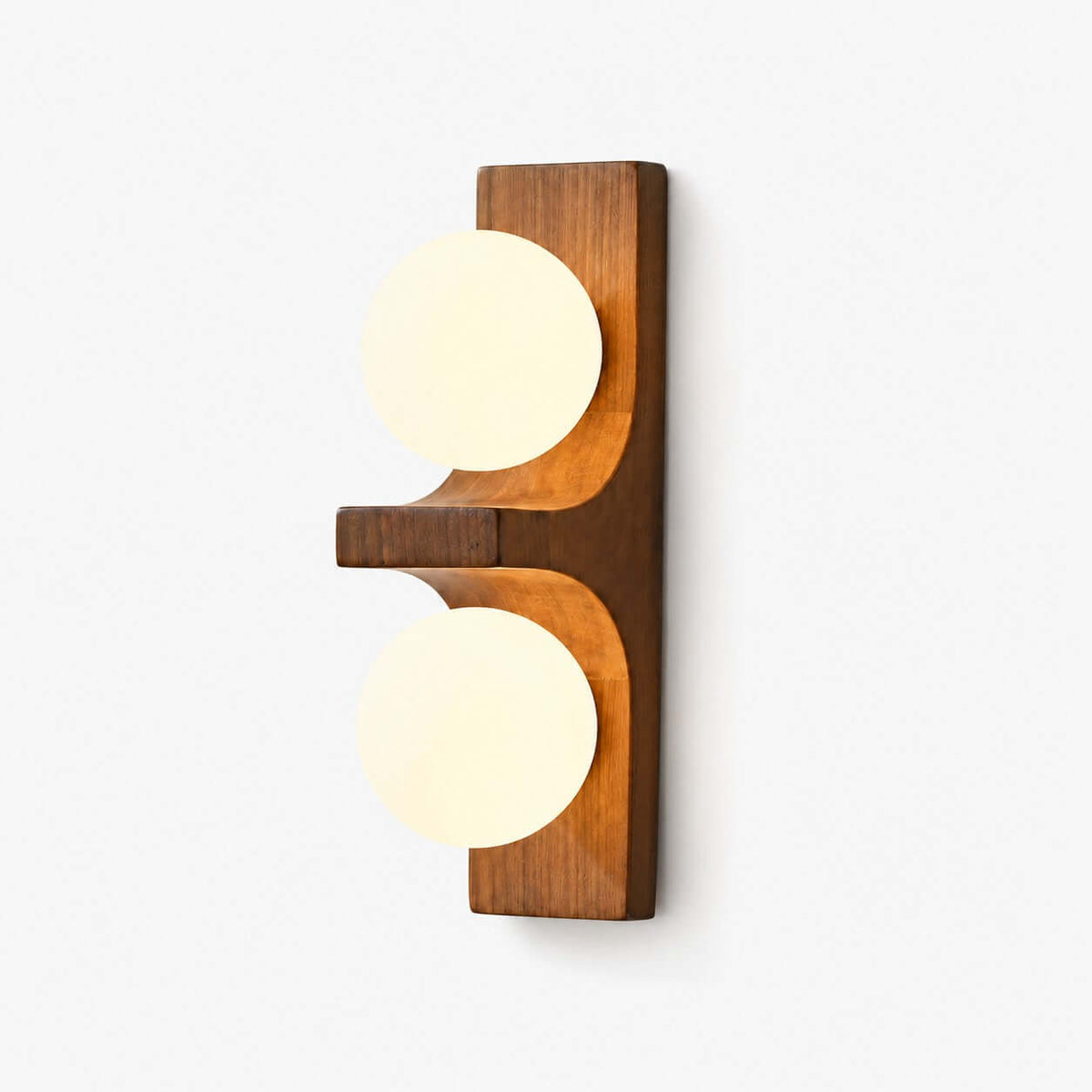 Lámpara de pared de madera con dos globos