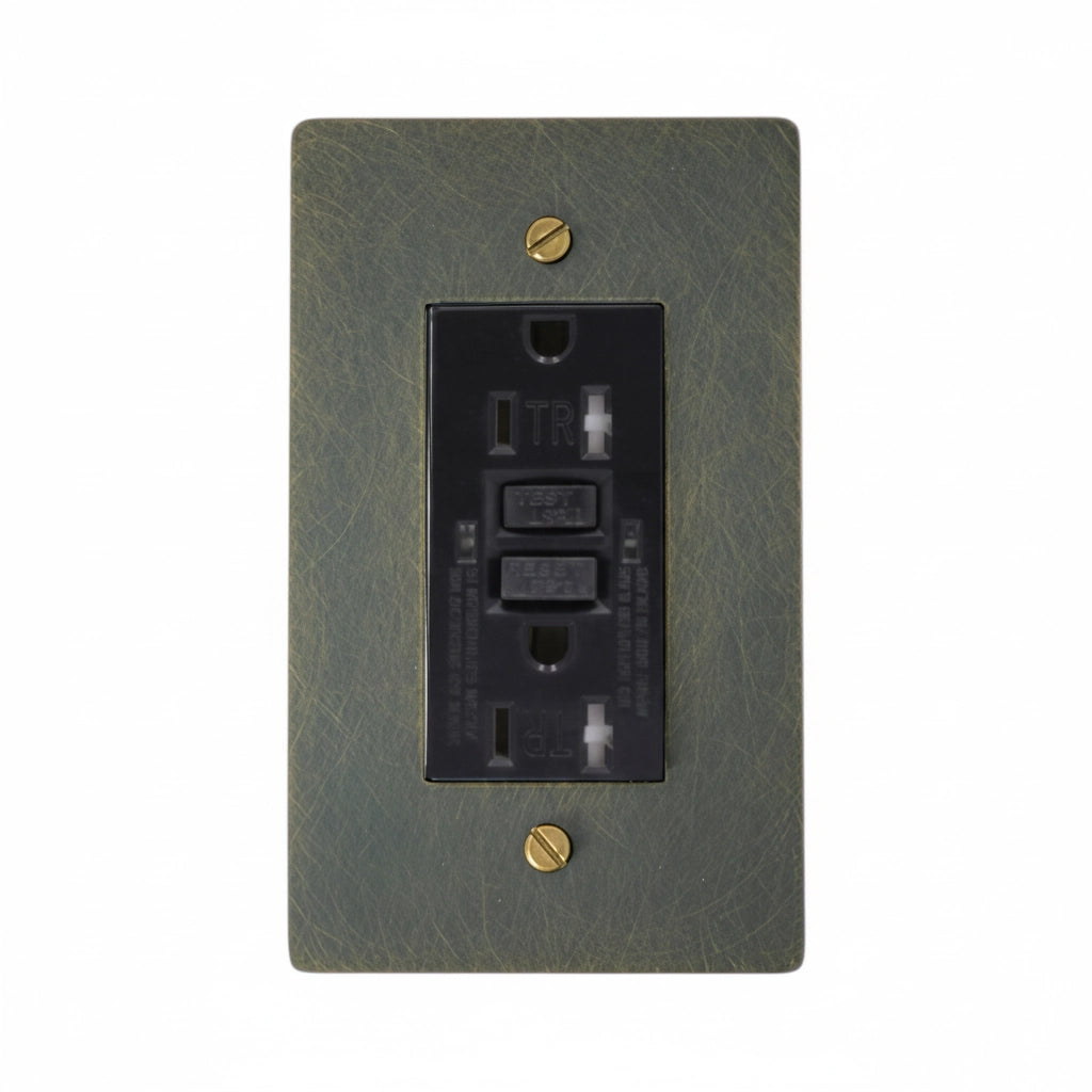 Tomacorriente GFCI de latón minimalista Dellmora
