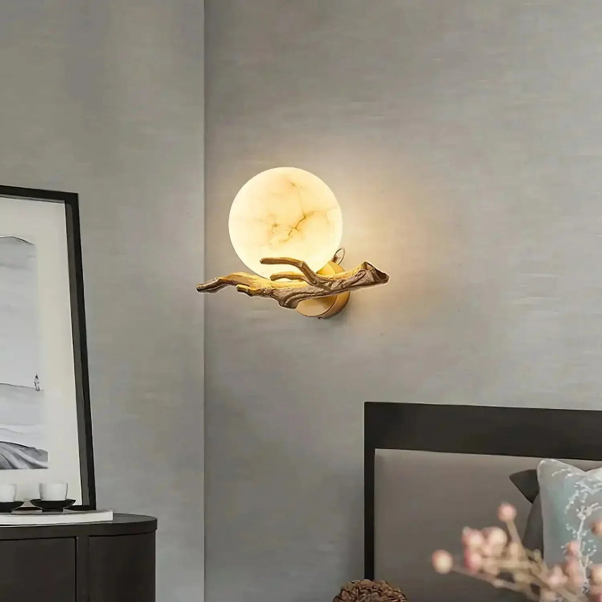 Lámpara de pared de alabastro con rama de latón