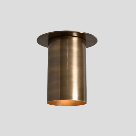Plafón tubular minimalista de latón Tubrino
