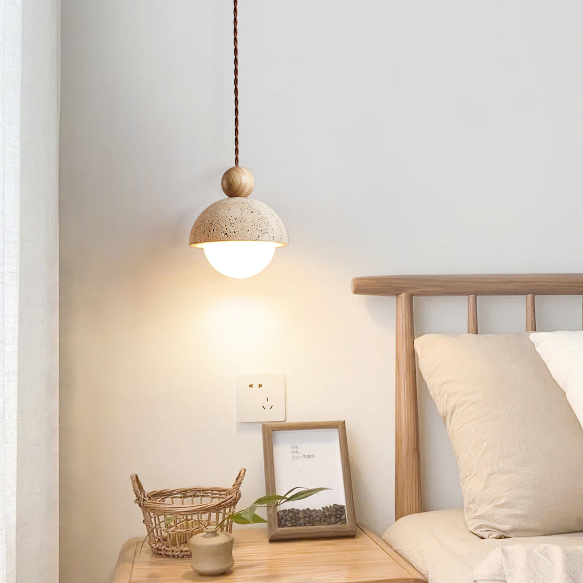 Lámpara colgante de madera con cúpula de travertino