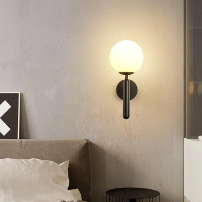 Aplique de pared moderno Ophira con esfera de vidrio
