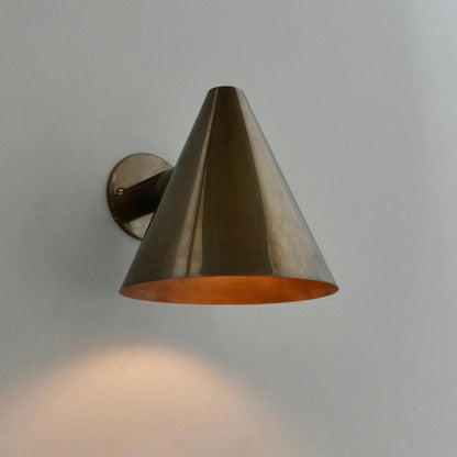Lámpara de pared cónica minimalista de latón Coniva