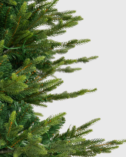 Árbol de Navidad Skovra Classic de PE/PVC de 12 pies con iluminación incorporada