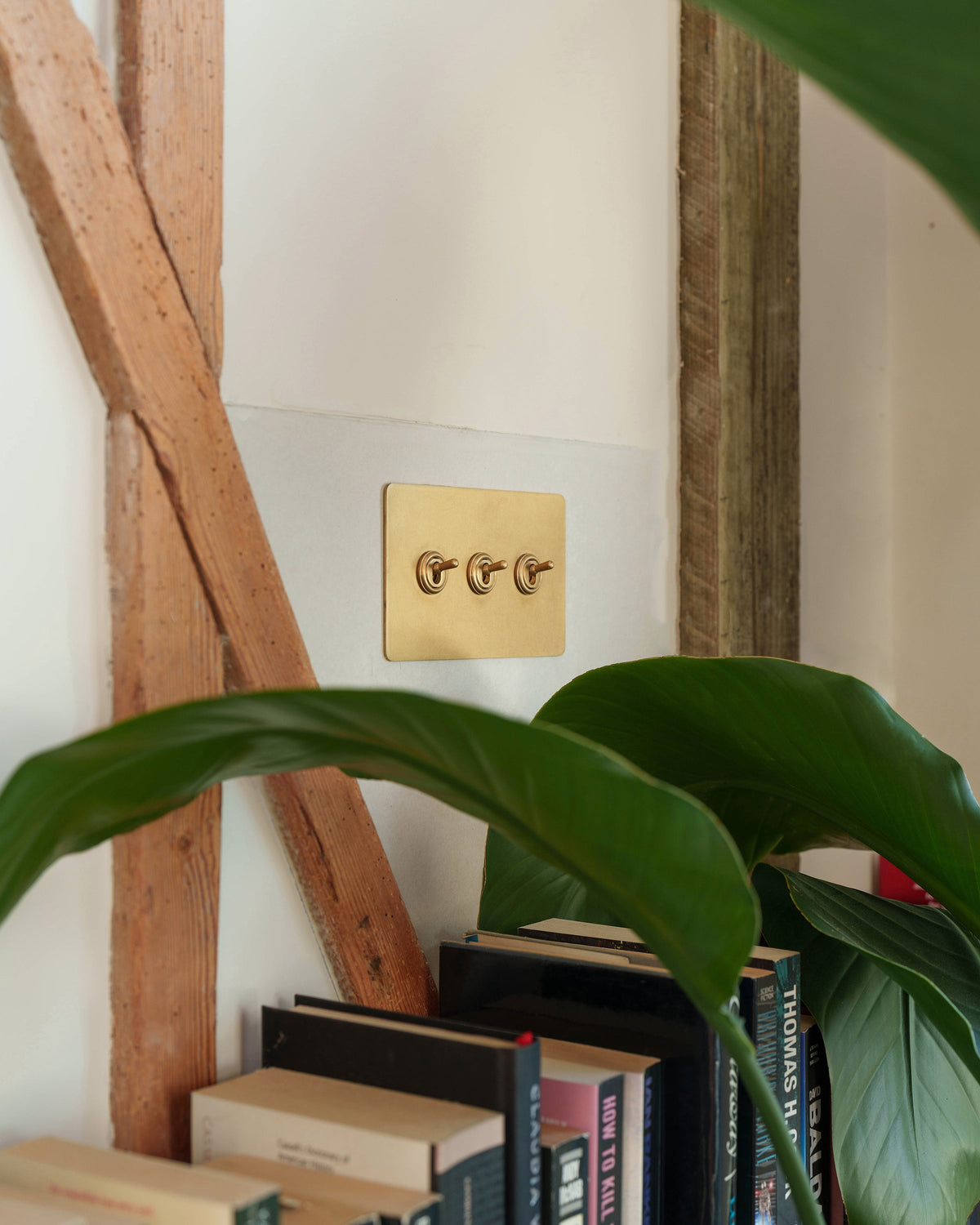 Interruptor de palanca de latón minimalista de 3 módulos Sennaro