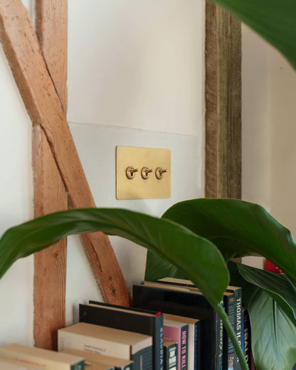 Interruptor de palanca de latón minimalista de 3 módulos Sennaro