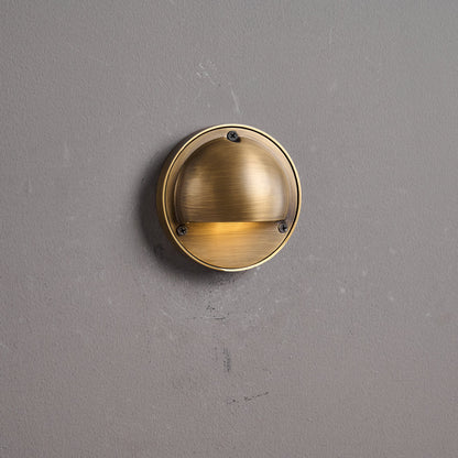 Aplique de pared compacto de latón
