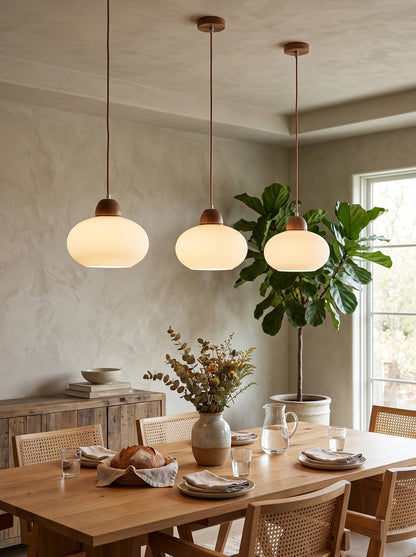 Lámpara colgante de vidrio opalino y madera