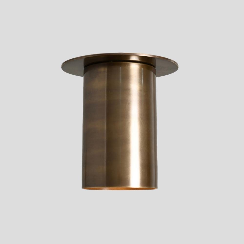 Plafón tubular minimalista de latón Tubrino