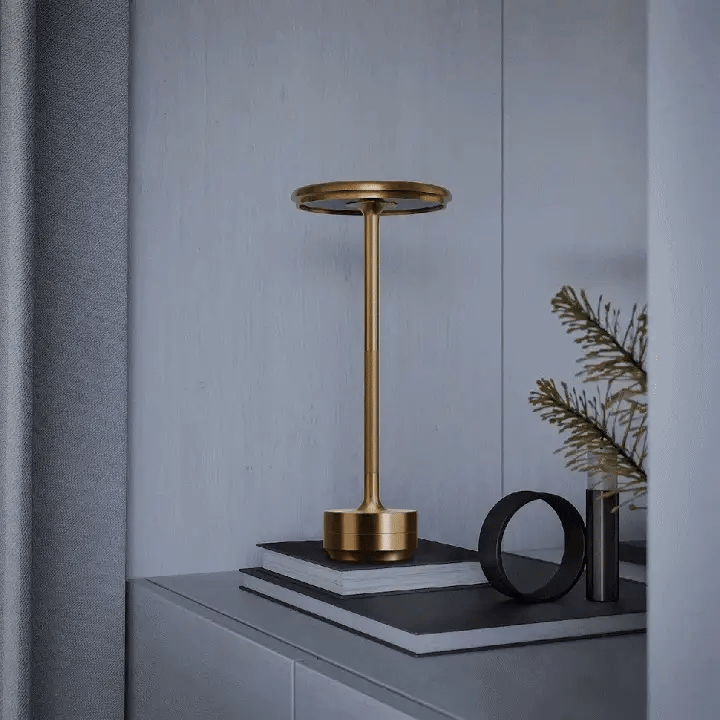 Lámpara de mesa minimalista de aluminio Korvath