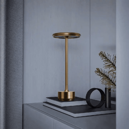 Lámpara de mesa minimalista de aluminio Korvath