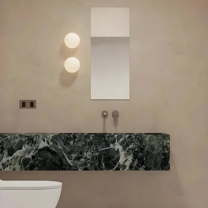 Lámpara de pared Orbelle minimalista de vidrio esmerilado