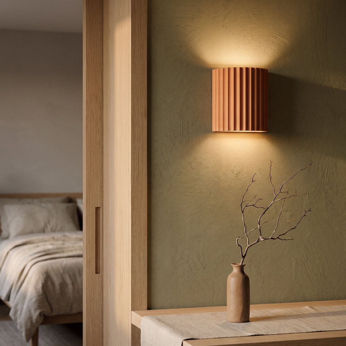 Aplique de pared con columna estriada