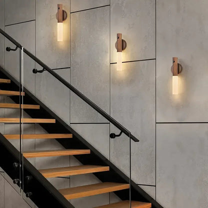 Lámpara de pared minimalista de madera Oakmira con sensor de movimiento