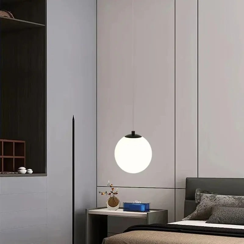 Lámpara colgante Solvara Nordic con esfera de vidrio opalino