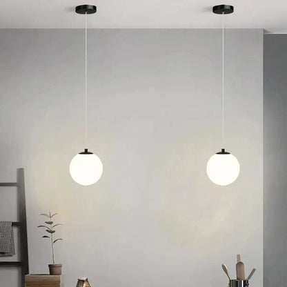 Lámpara colgante Solvara Nordic con esfera de vidrio opalino