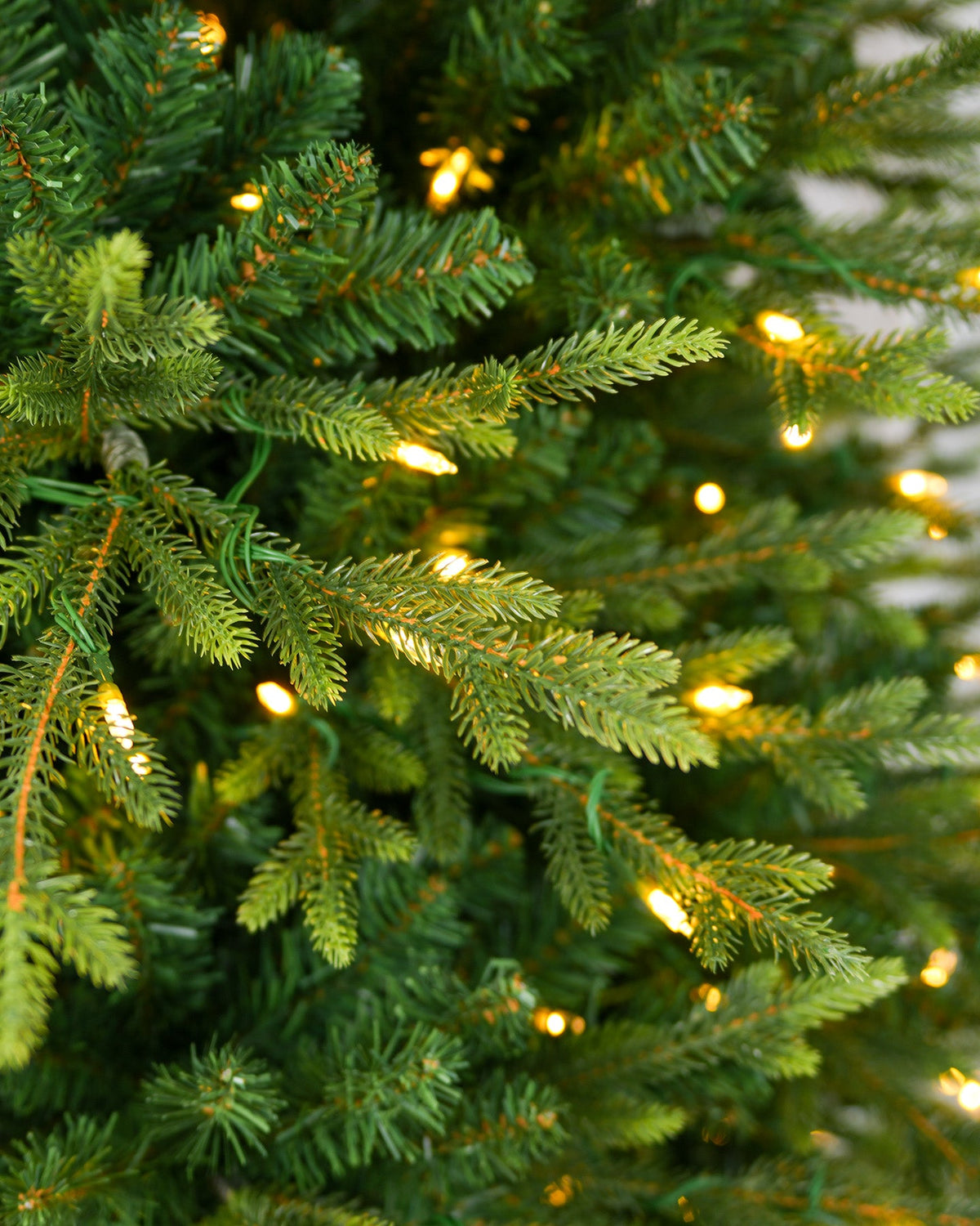 Árbol de Navidad Skovra Classic de PE/PVC de 12 pies con iluminación incorporada