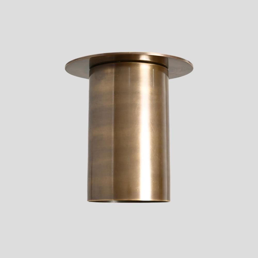 Plafón tubular minimalista de latón Tubrino