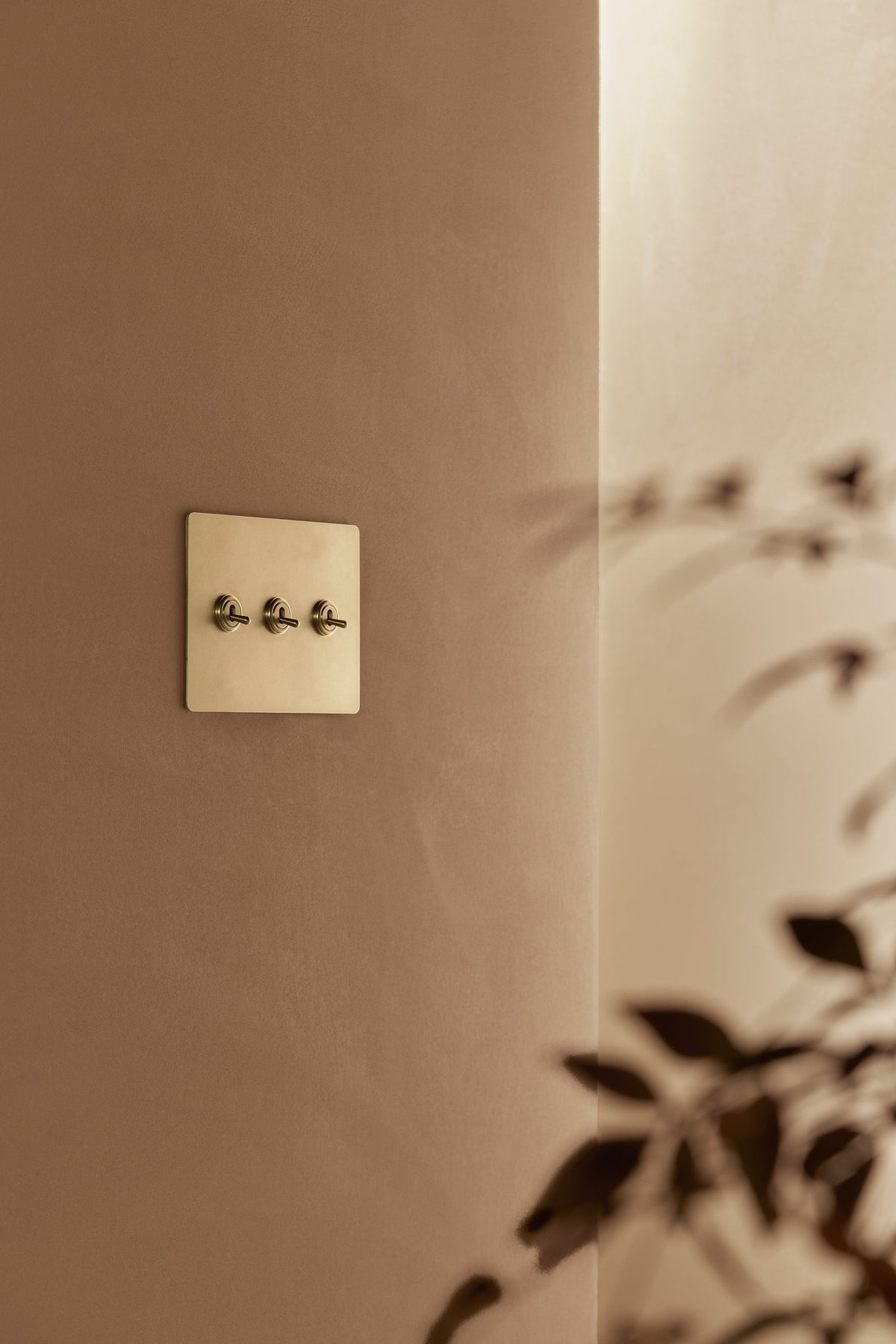 Interruptor de palanca de latón minimalista de 3 módulos Sennaro