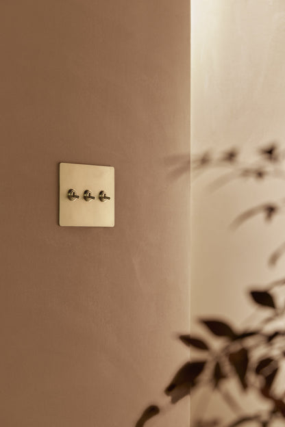 Interruptor de palanca de latón minimalista de 3 módulos Sennaro