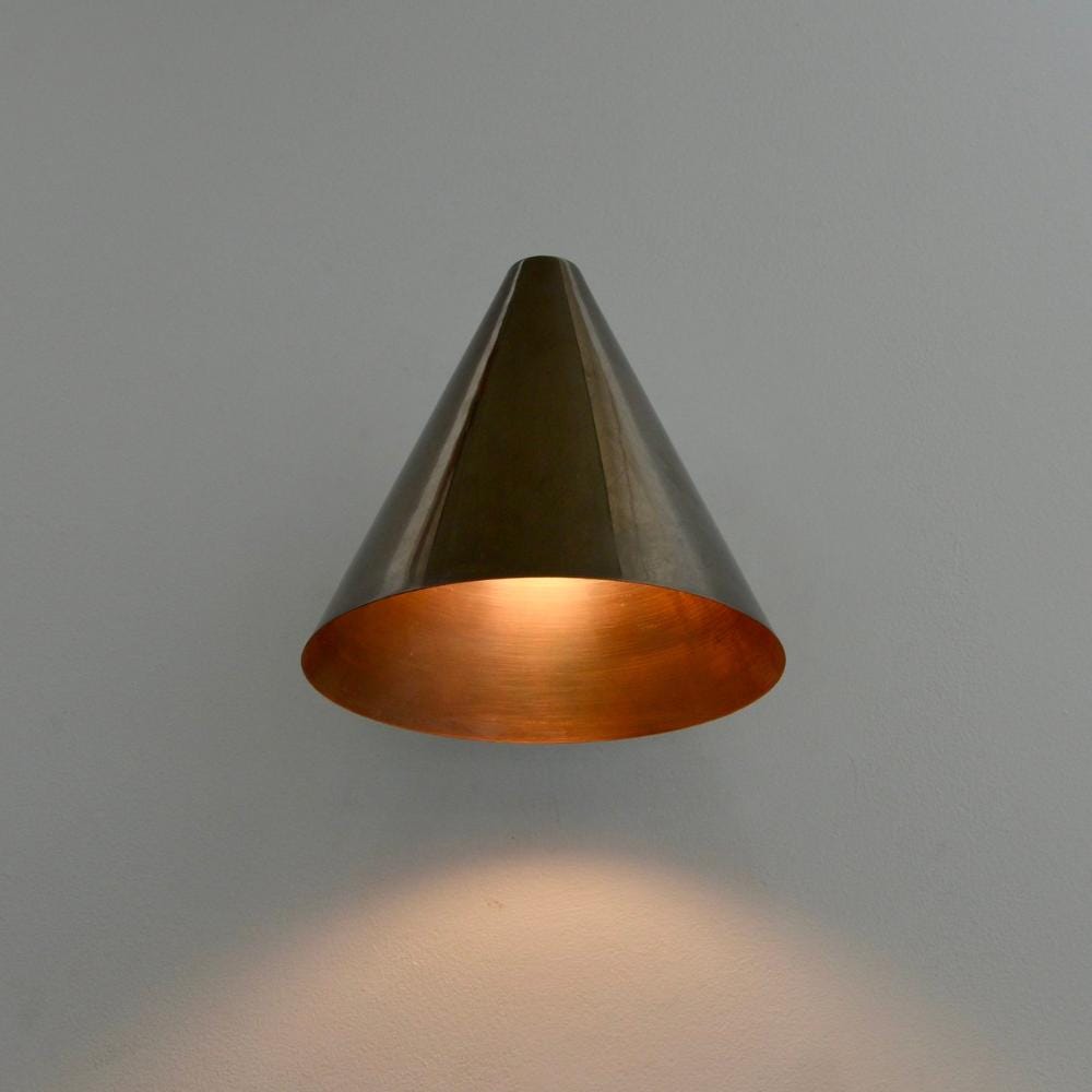 Lámpara de pared cónica minimalista de latón Coniva