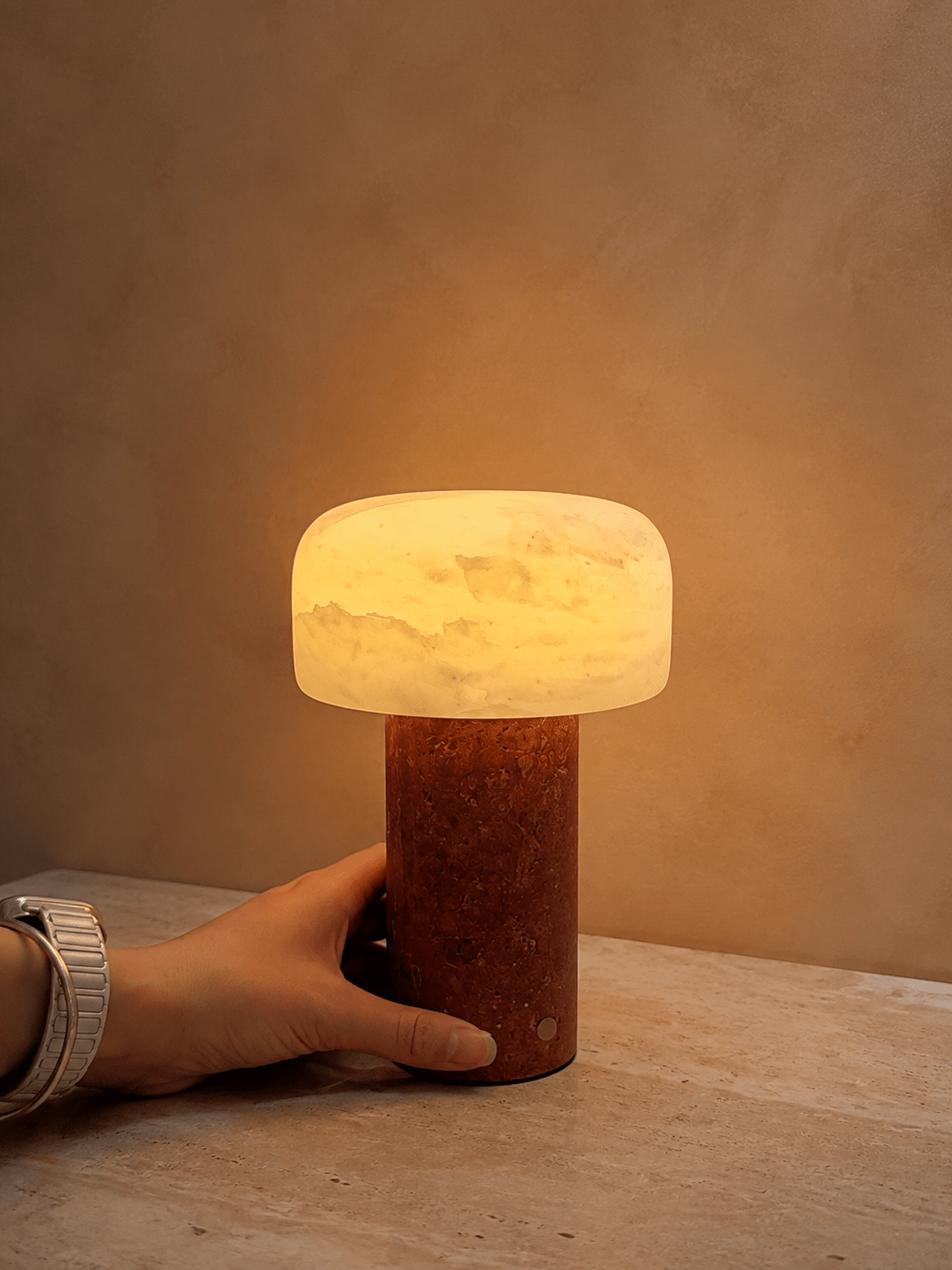 Lámpara de mesa wabi-sabi de travertino Brenvale