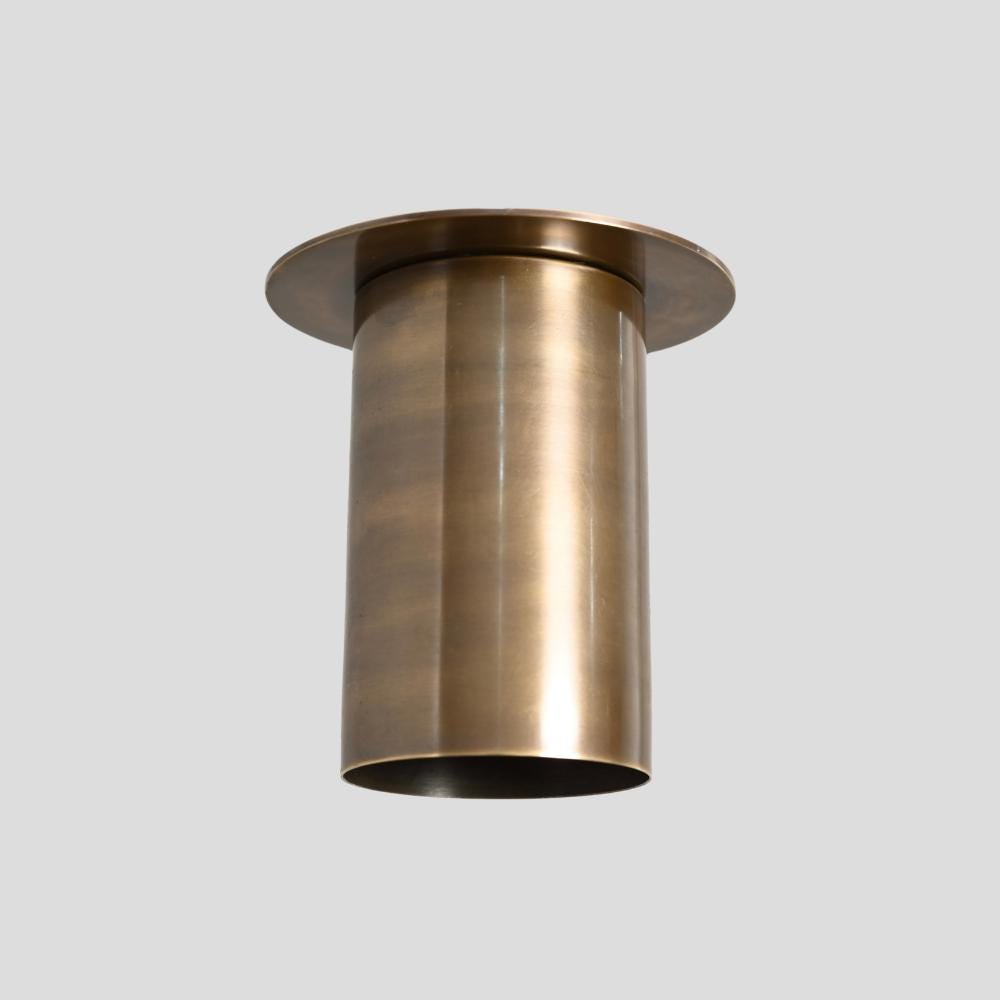 Plafón tubular minimalista de latón Tubrino