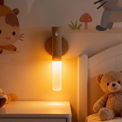Lámpara de pared minimalista de madera Oakmira con sensor de movimiento