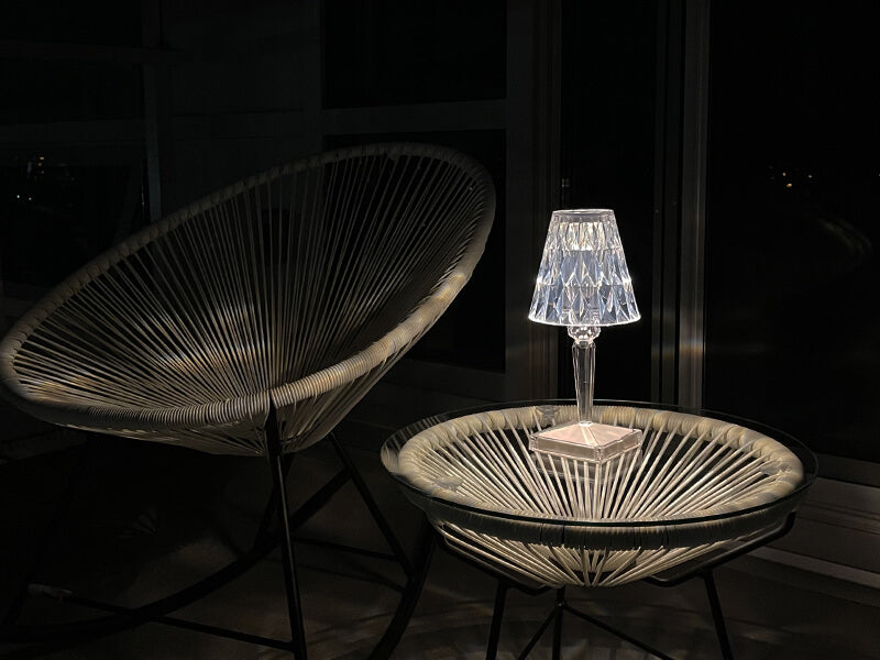 Lámpara de mesa Prismara de cristal facetado sin cable