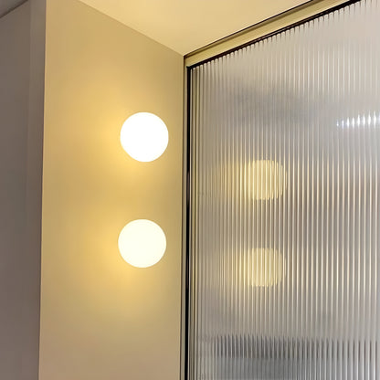 Lámpara de pared Orbelle minimalista de vidrio esmerilado