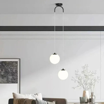 Lámpara colgante Solvara Nordic con esfera de vidrio opalino
