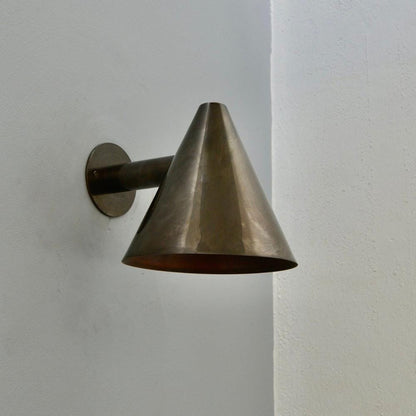 Lámpara de pared cónica minimalista de latón Coniva