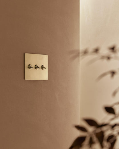 Interruptor de palanca de latón minimalista de 3 módulos Sennaro