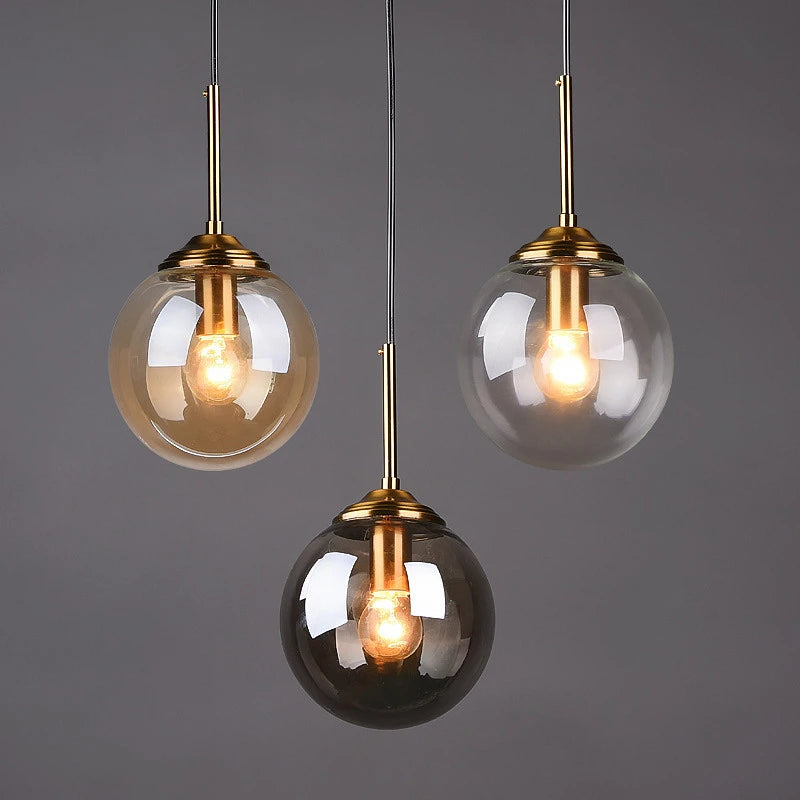 Lámpara colgante Orbelle Art Déco de latón con globo de cristal