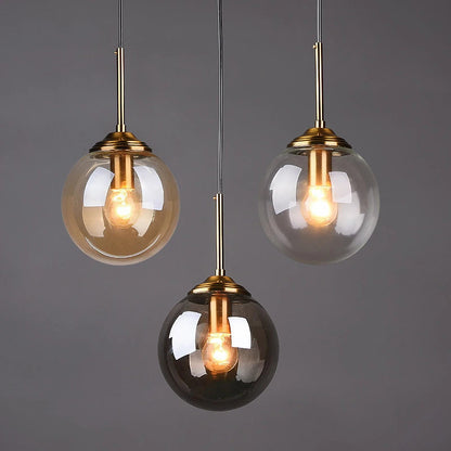 Lámpara colgante Orbelle Art Déco de latón con globo de cristal