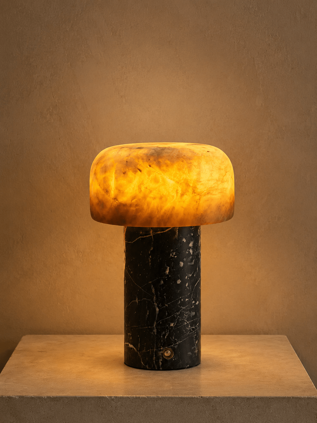 Lámpara de mesa wabi-sabi de travertino Brenvale