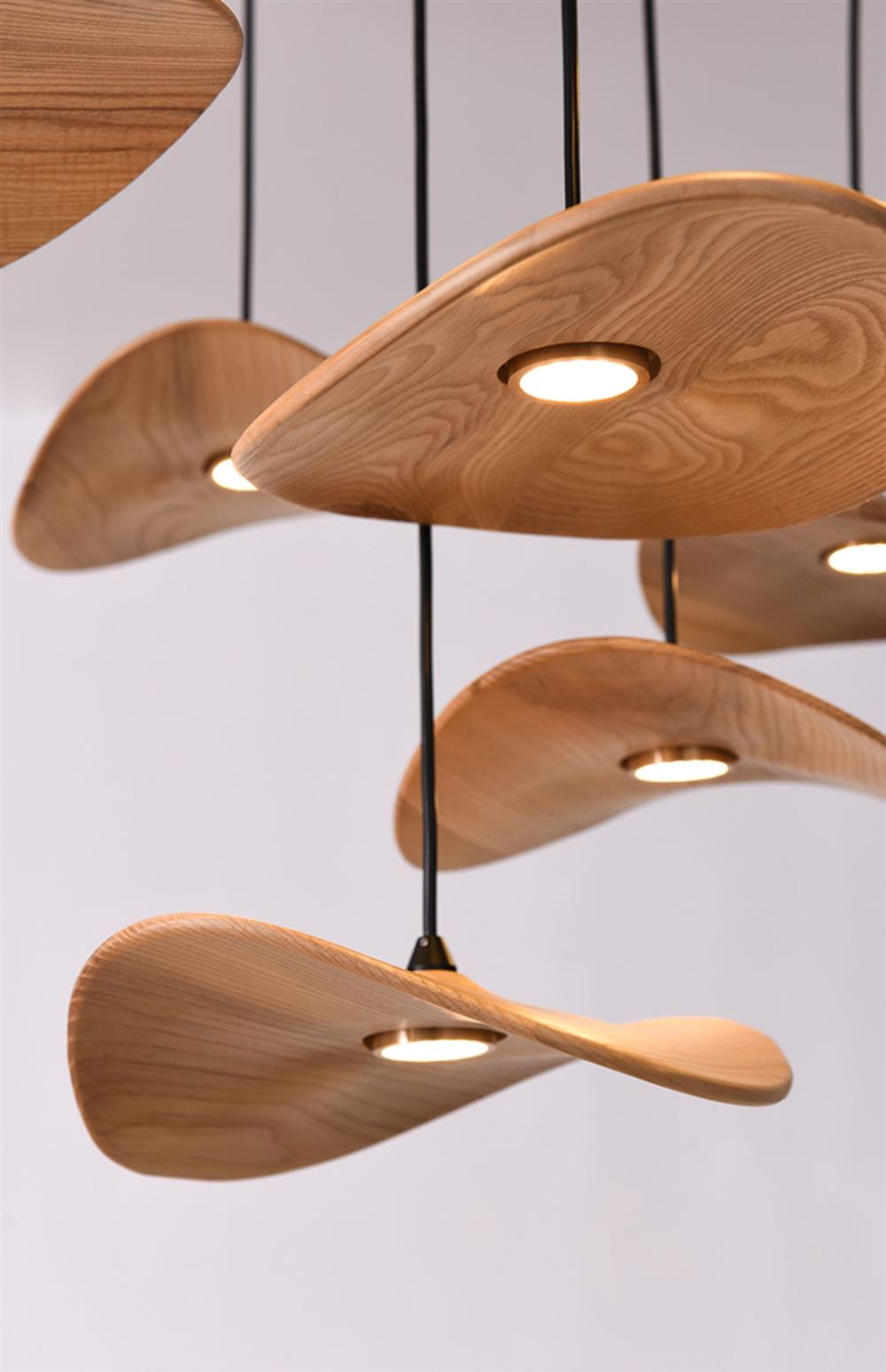 Lámpara colgante de madera ondulada con forma de hoja