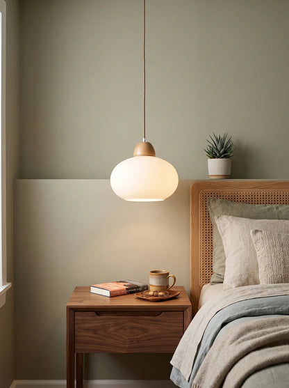 Lámpara colgante de vidrio opalino y madera