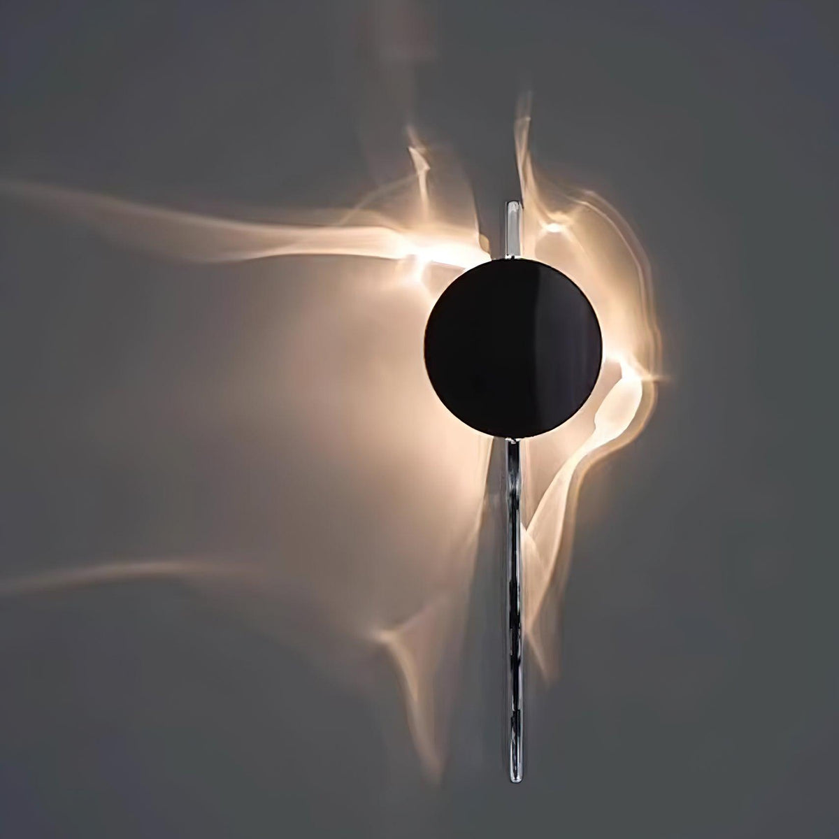 Lámpara de pared escultórica con disco espejado