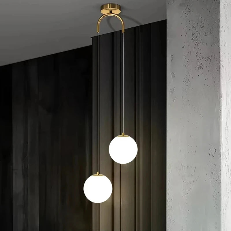 Lámpara colgante Solvara Nordic con esfera de vidrio opalino