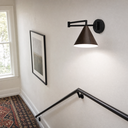 Lámpara de pared Linnoro con brazo articulado y acabado efecto madera escandinavo