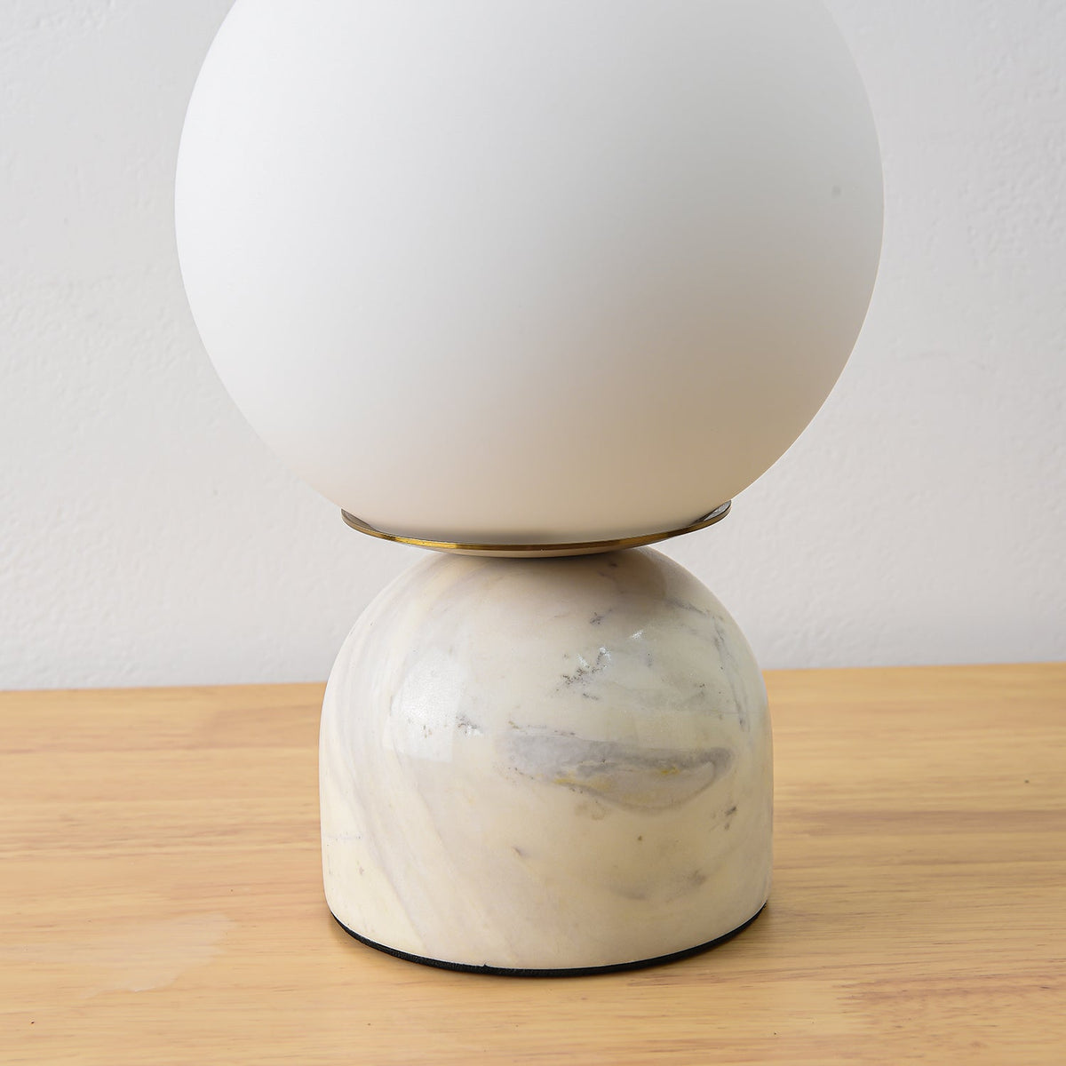 Lámpara de mesa minimalista de mármol Ulvane