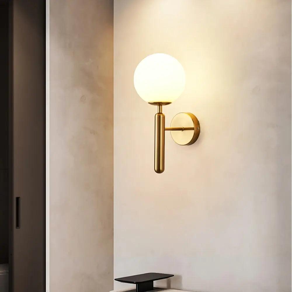 Aplique de pared moderno Ophira con esfera de vidrio