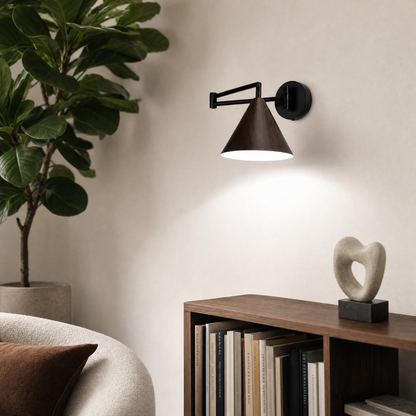 Lámpara de pared Linnoro con brazo articulado y acabado efecto madera escandinavo